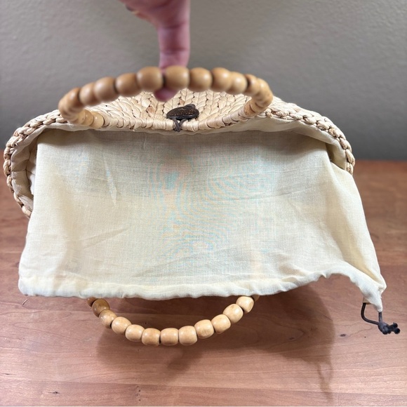 Straw Triangular Tote with Circle Bead Handle, Cinch Closure, EUC - Picture 6 of 16